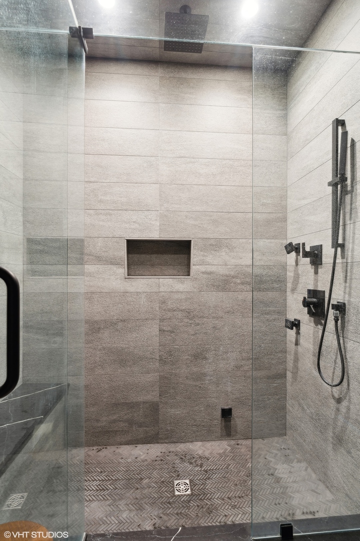 5015 N CLARK Street Unit: 301