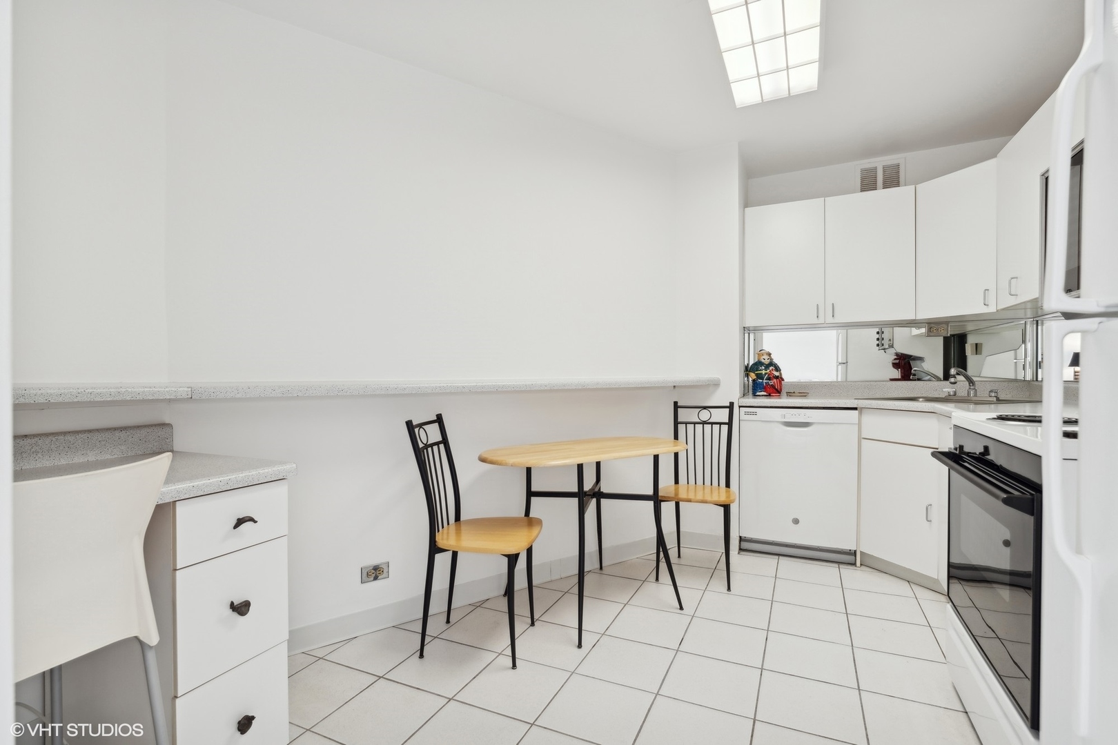 2626 N Lakeview Avenue Unit: 1204
