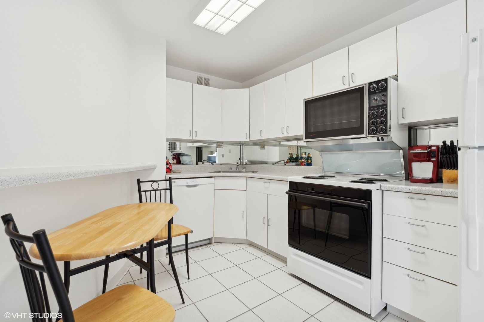 2626 N Lakeview Avenue Unit: 1204
