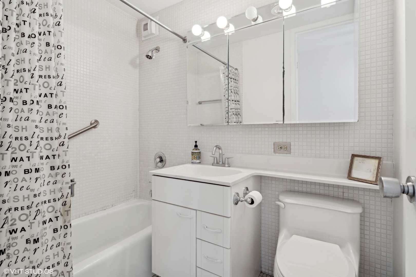 2626 N Lakeview Avenue Unit: 1204