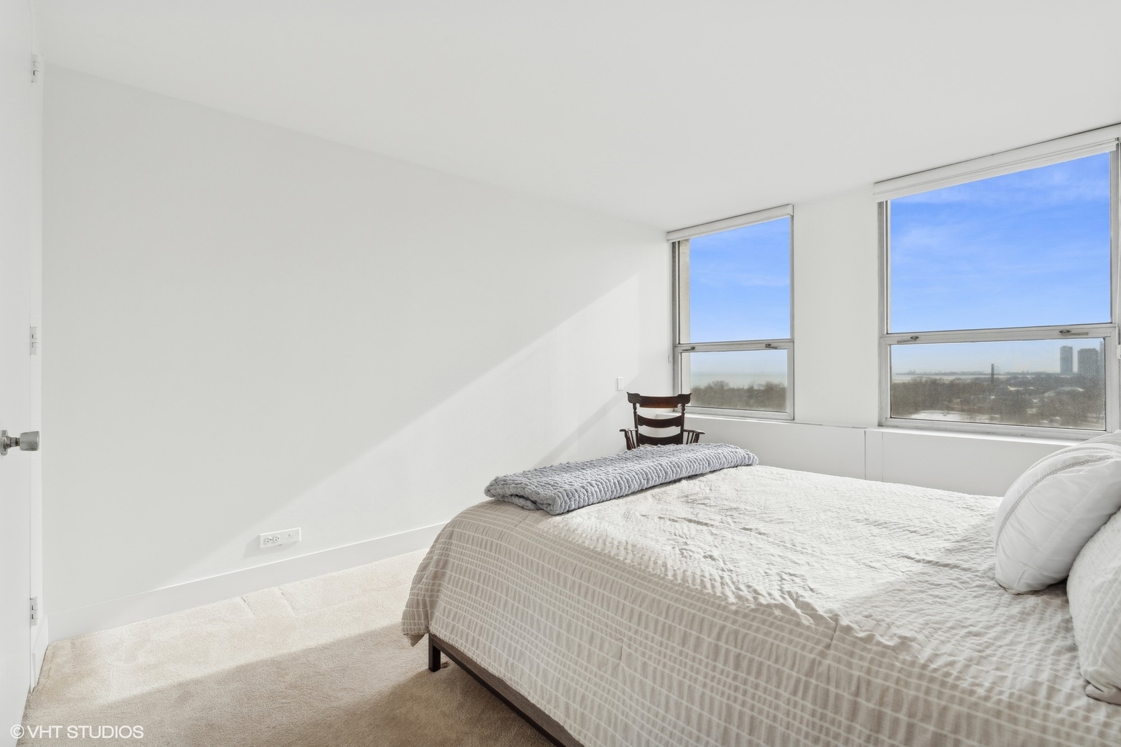 2626 N Lakeview Avenue Unit: 1204