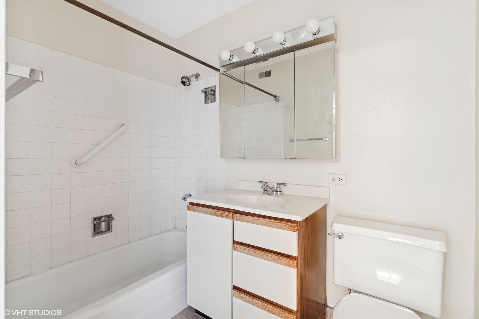 1460 N Sandburg Terrace Unit: 2001-2002