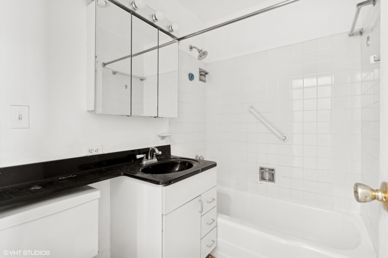 1460 N Sandburg Terrace Unit: 2001-2002