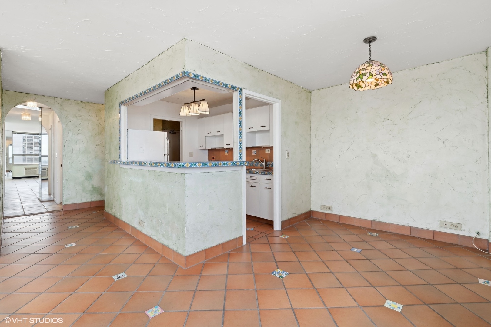 1460 N Sandburg Terrace Unit: 2001-2002