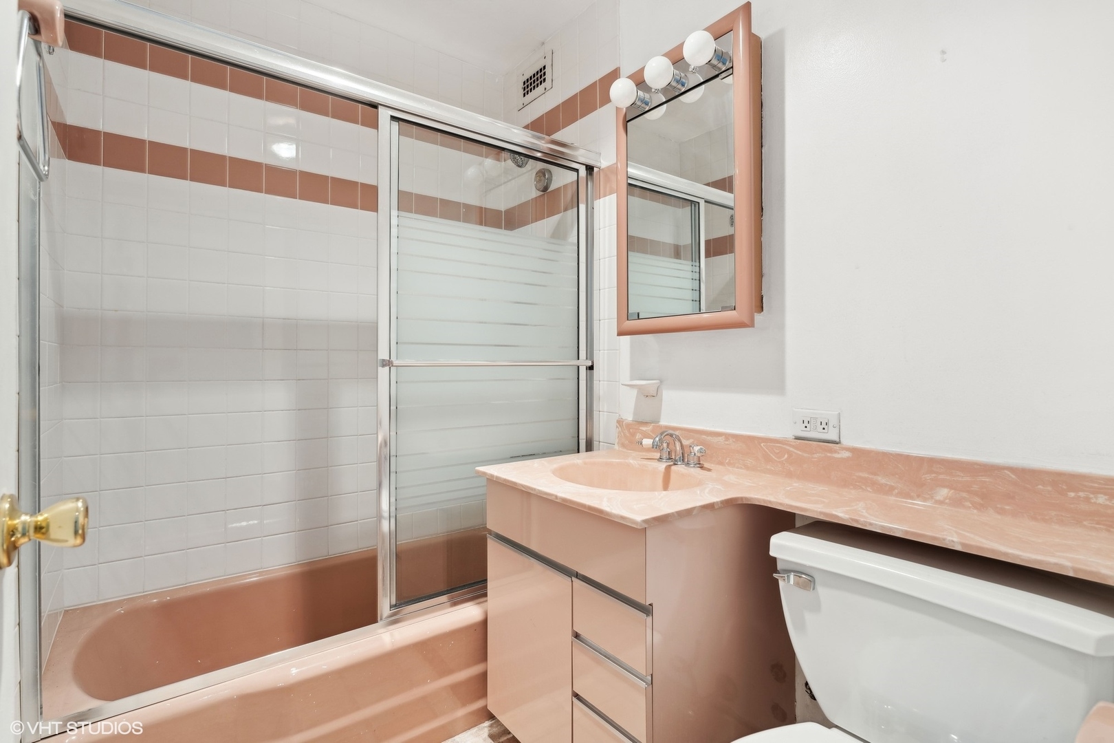 1460 N Sandburg Terrace Unit: 2001-2002