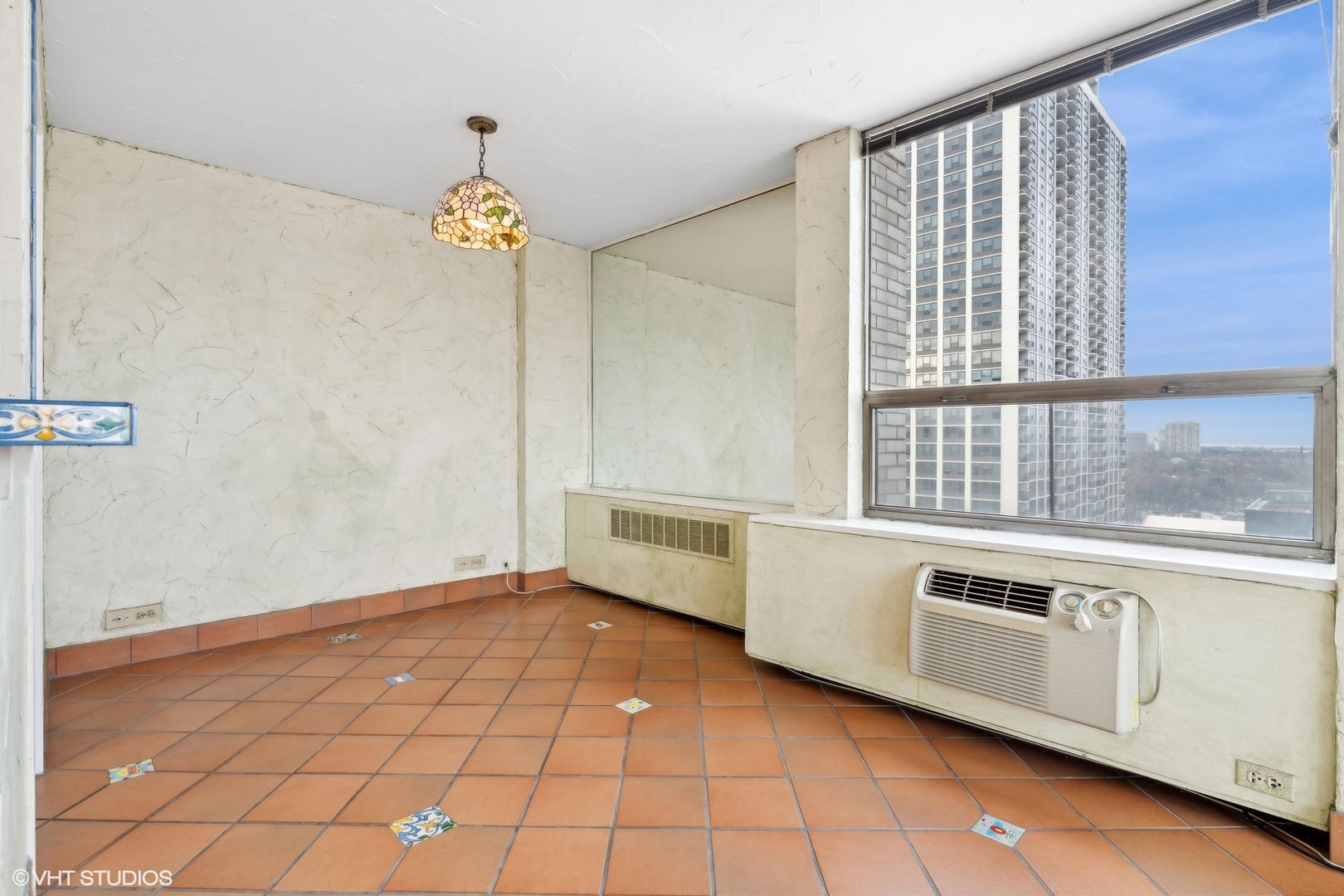 1460 N Sandburg Terrace Unit: 2001-2002