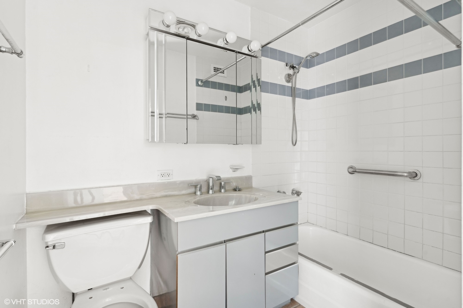 1460 N Sandburg Terrace Unit: 2001-2002