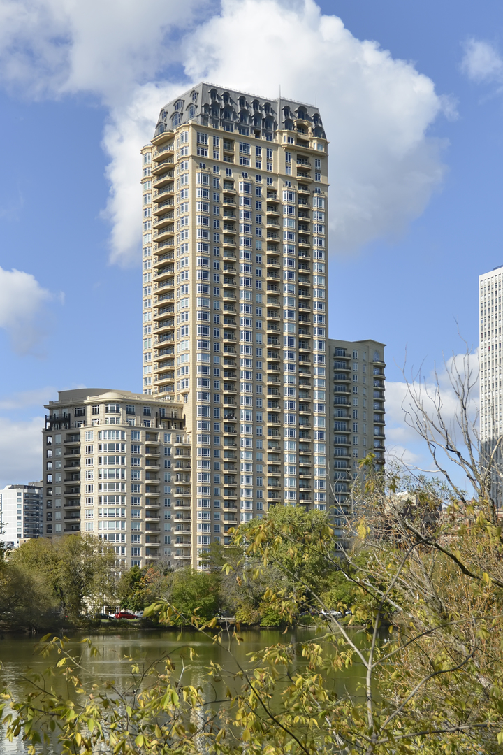 2550 N Lakeview Avenue Unit: 2802
