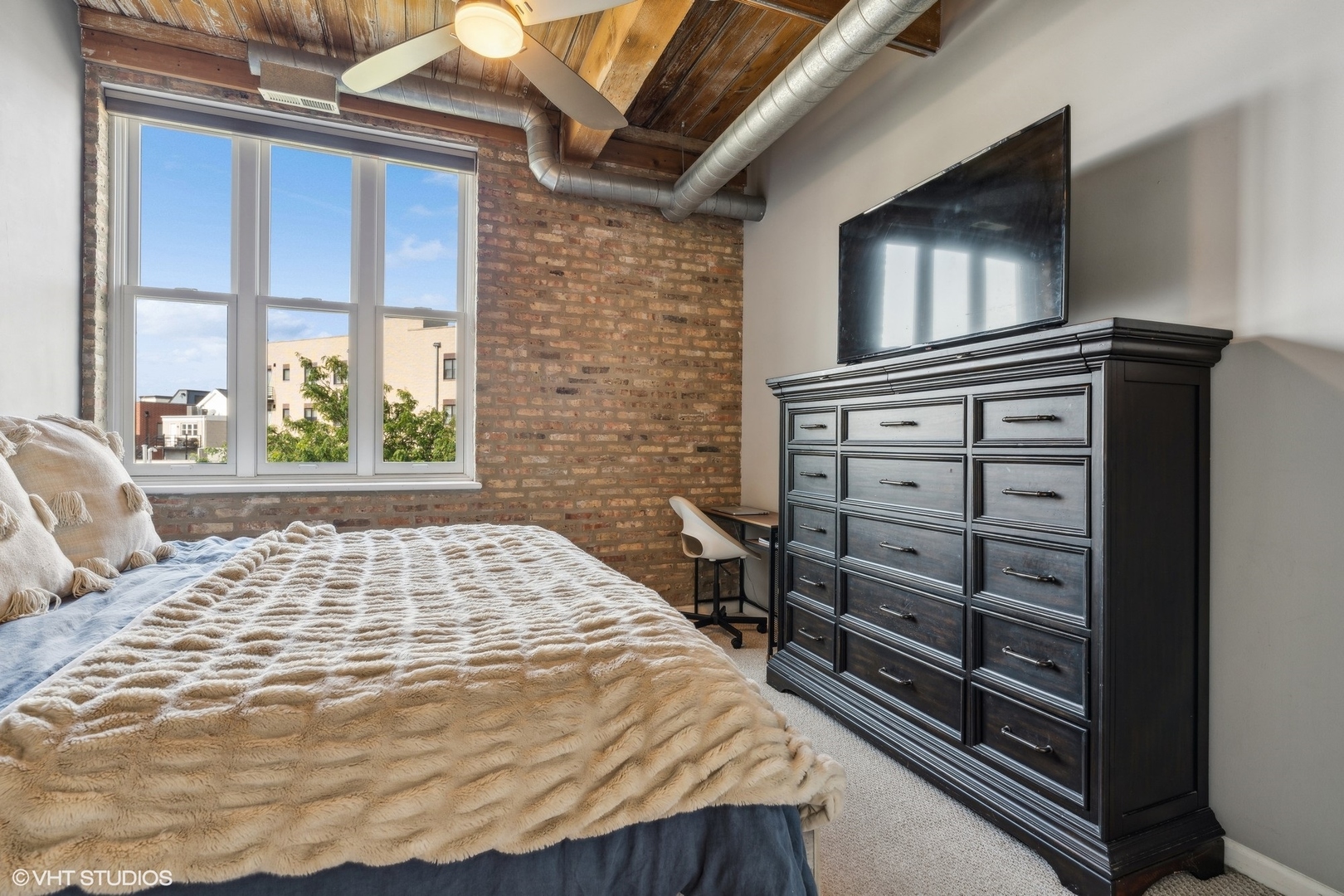 1235 W George Street Unit: 215