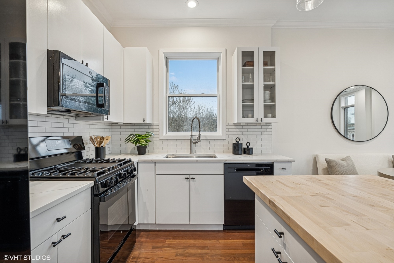 814 N Winchester Avenue Unit: 3