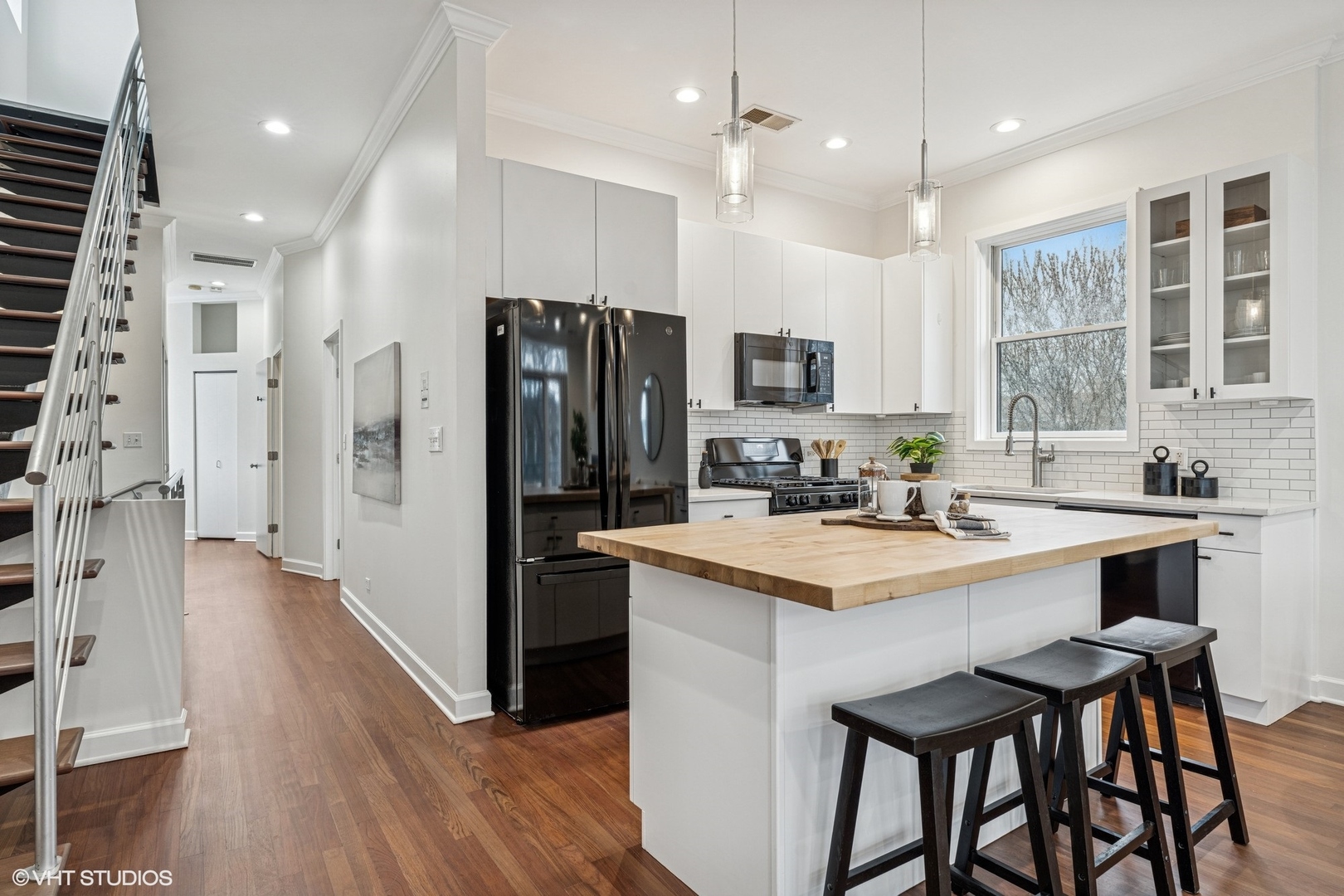 814 N Winchester Avenue Unit: 3