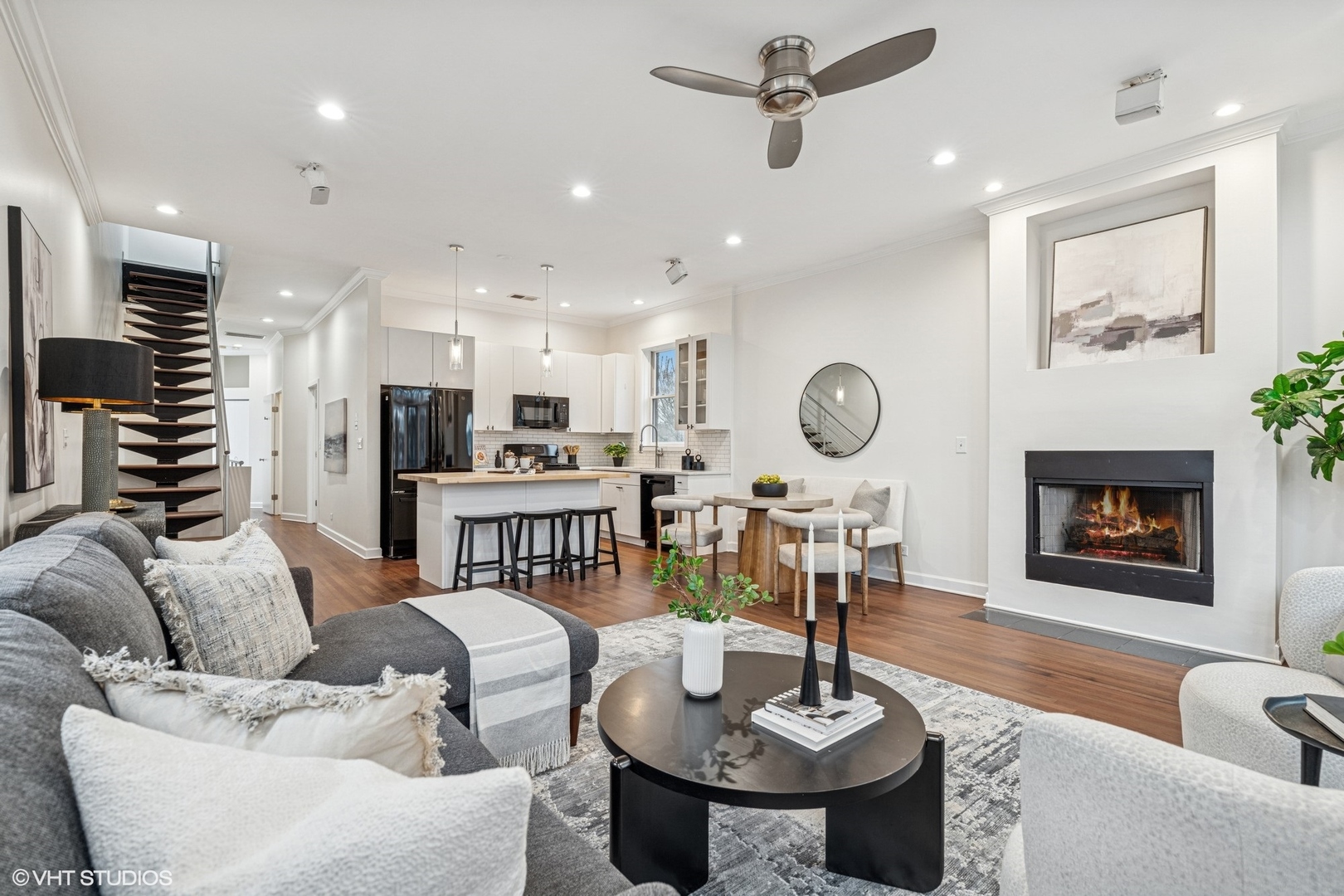 814 N Winchester Avenue Unit: 3