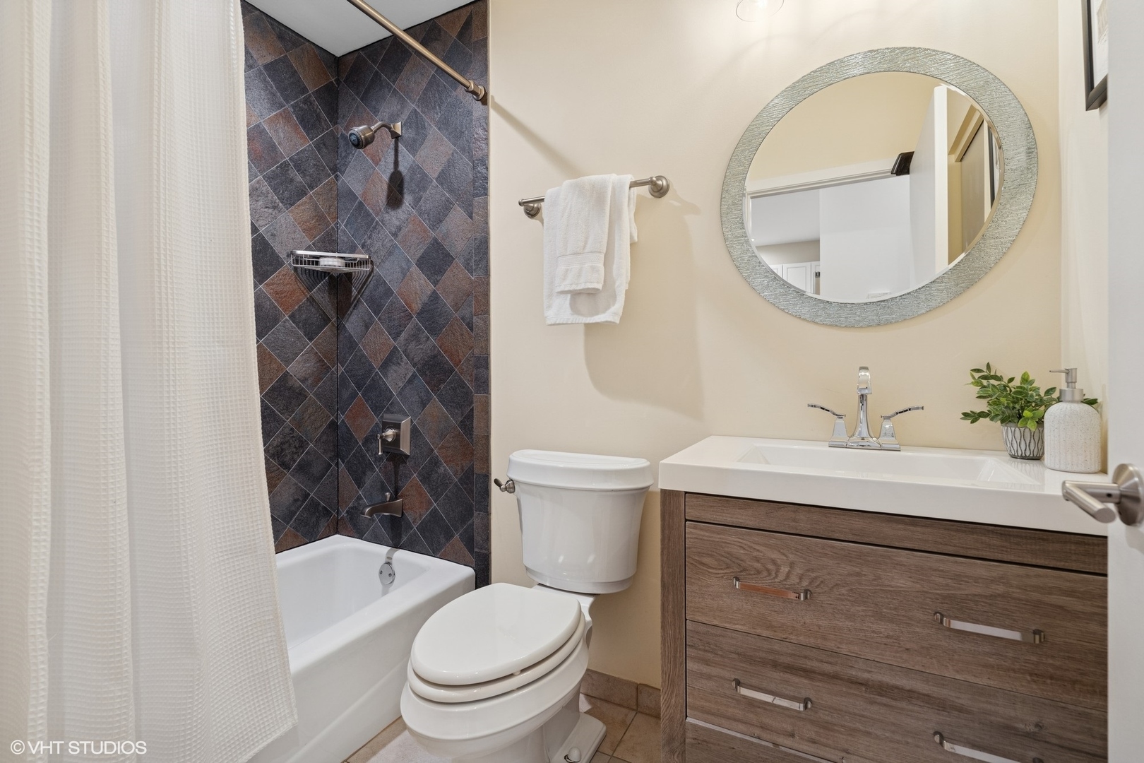 1920 N MAUD Avenue Unit: C