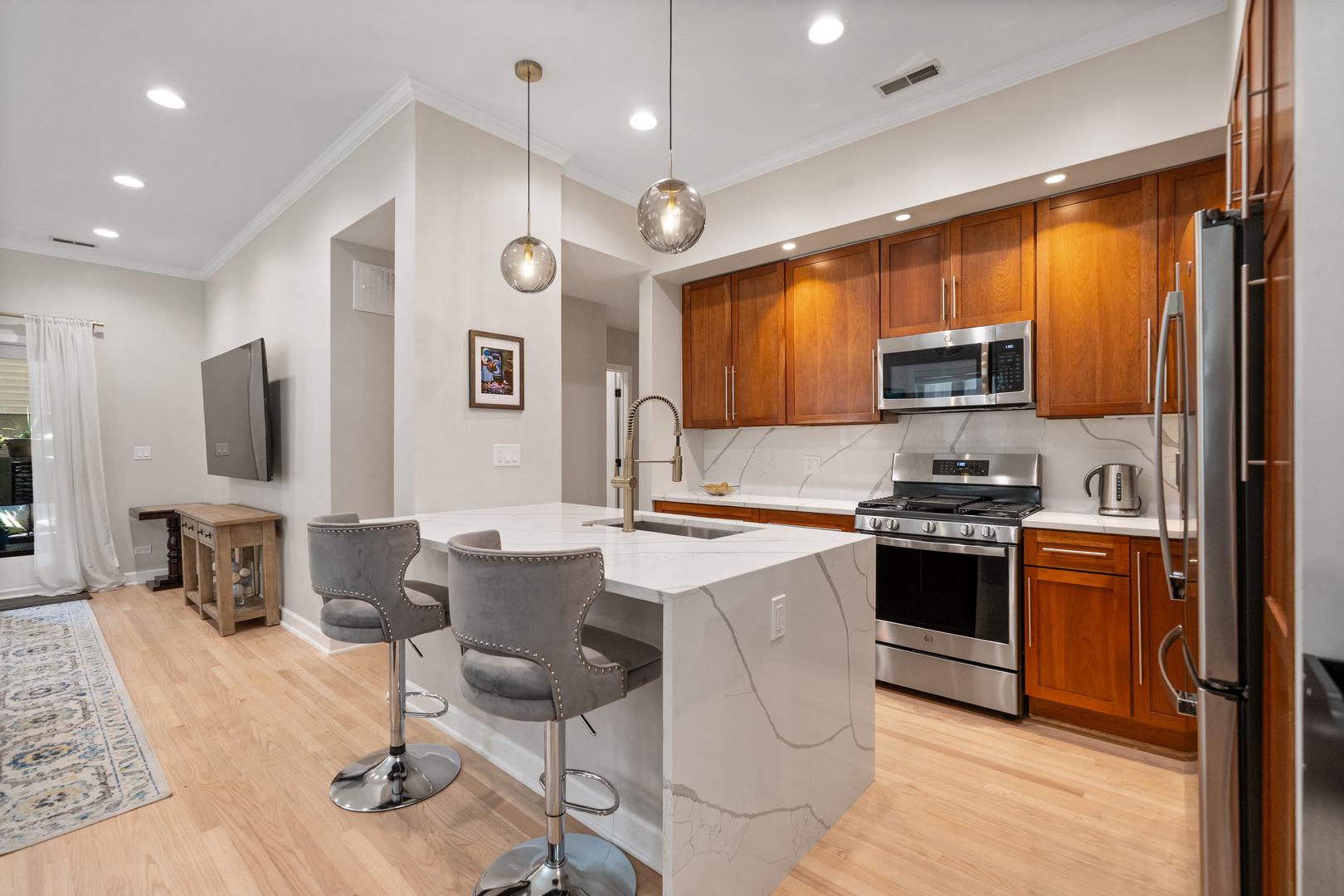 2321 W Lyndale Street Unit: 1