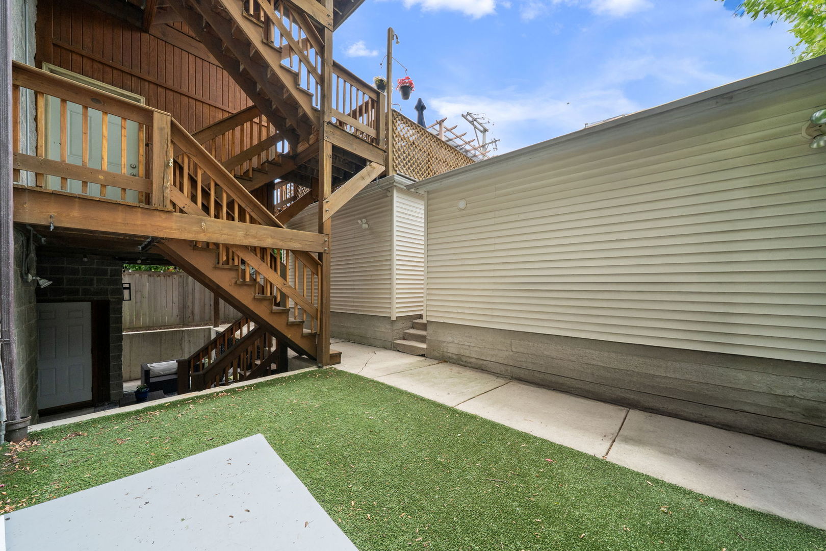2321 W Lyndale Street Unit: 1