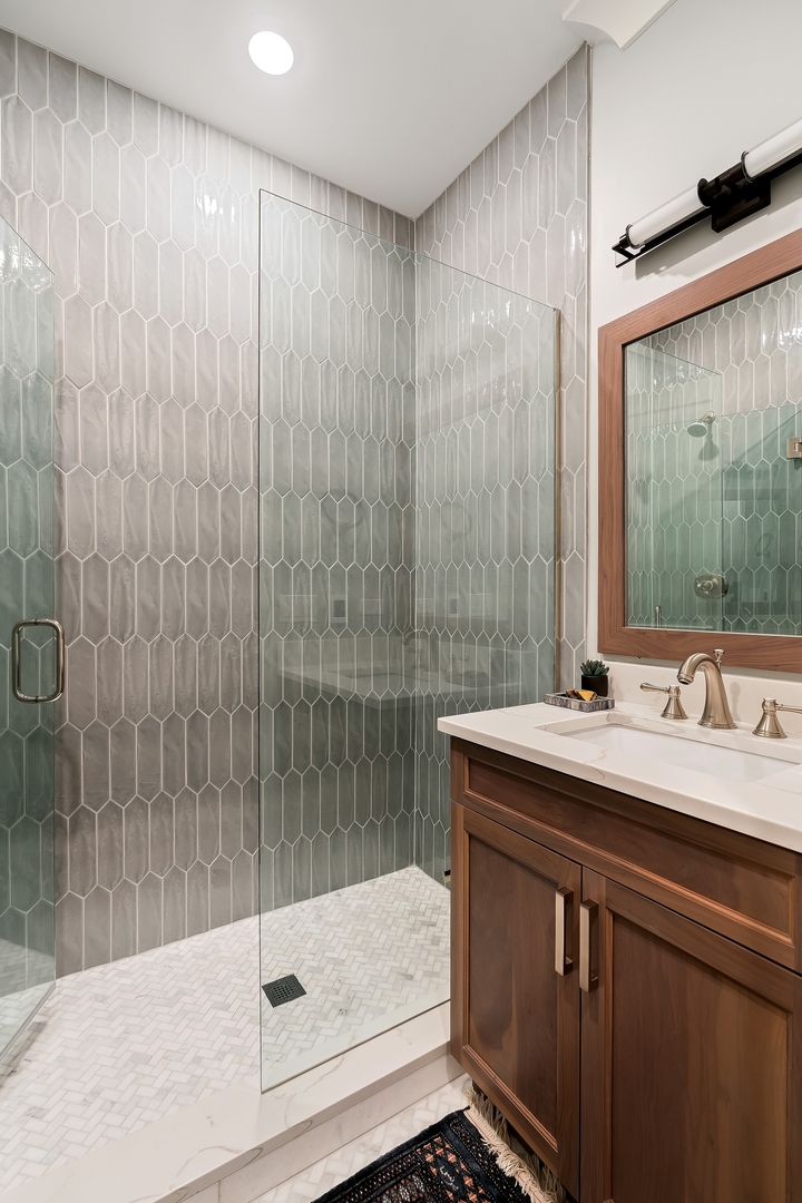 2020 N Howe Street Unit: 2S