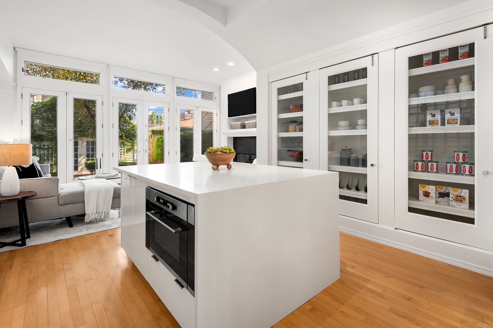 1318 W Schubert Avenue