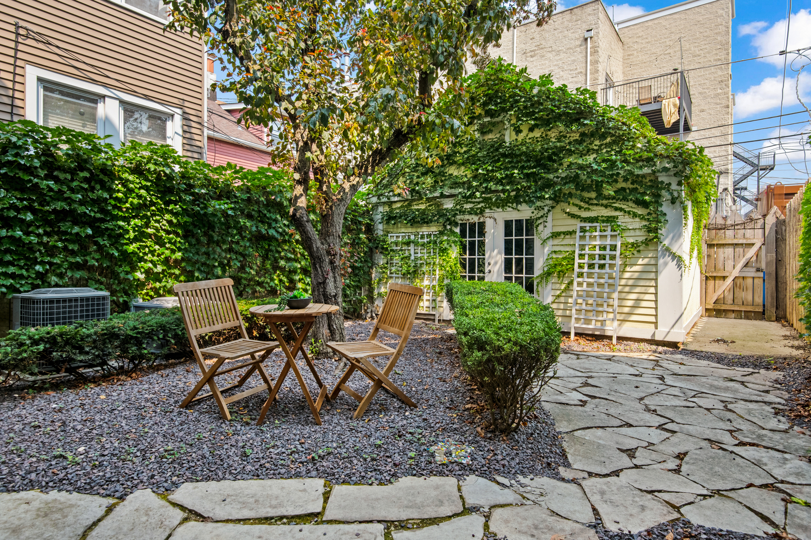 1318 W Schubert Avenue