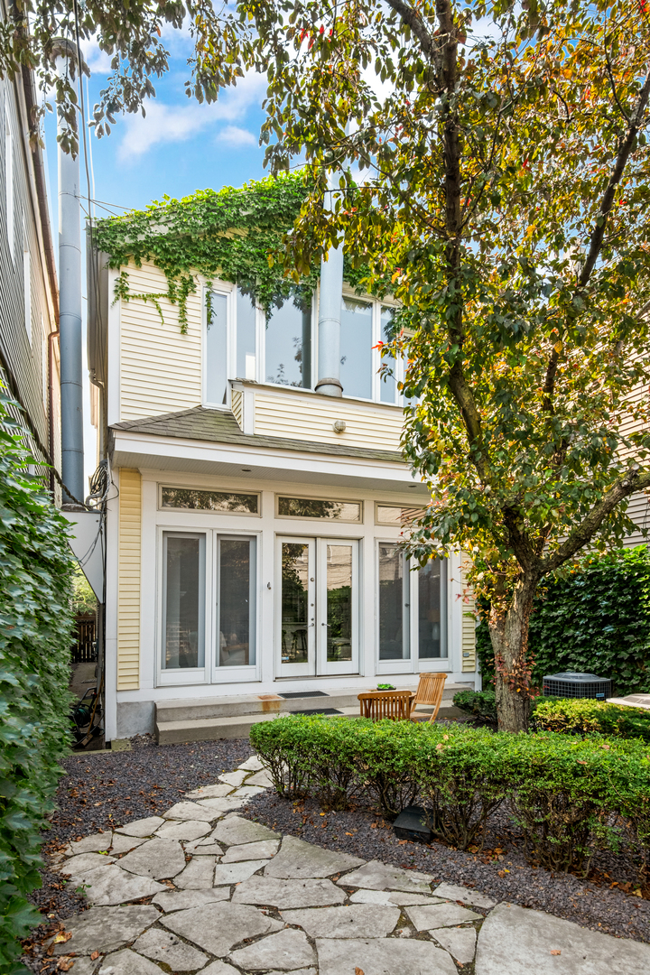 1318 W Schubert Avenue