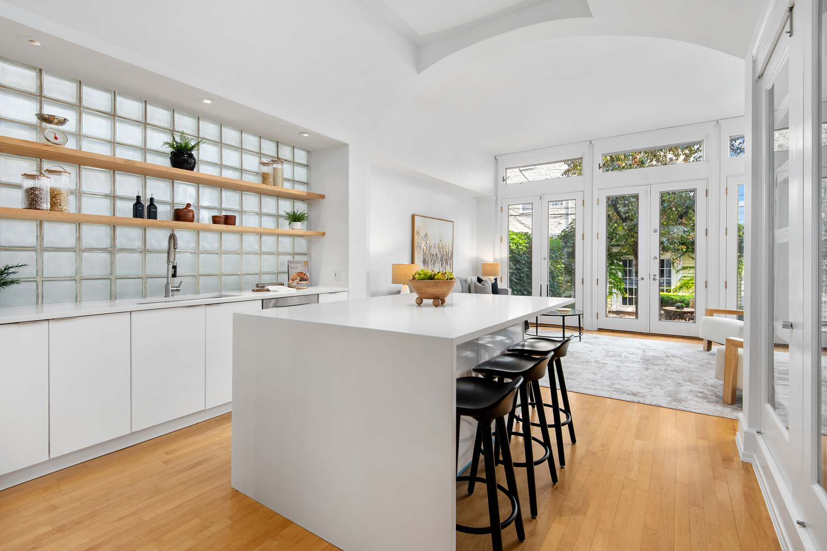 1318 W Schubert Avenue