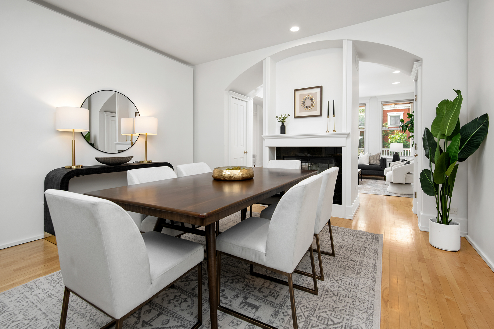 1318 W Schubert Avenue