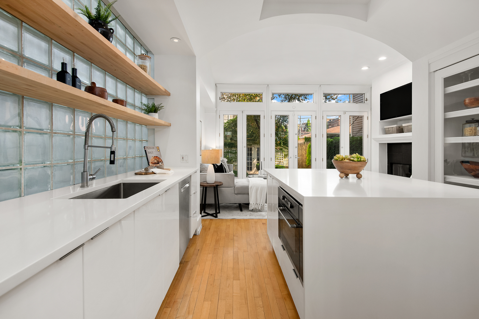 1318 W Schubert Avenue