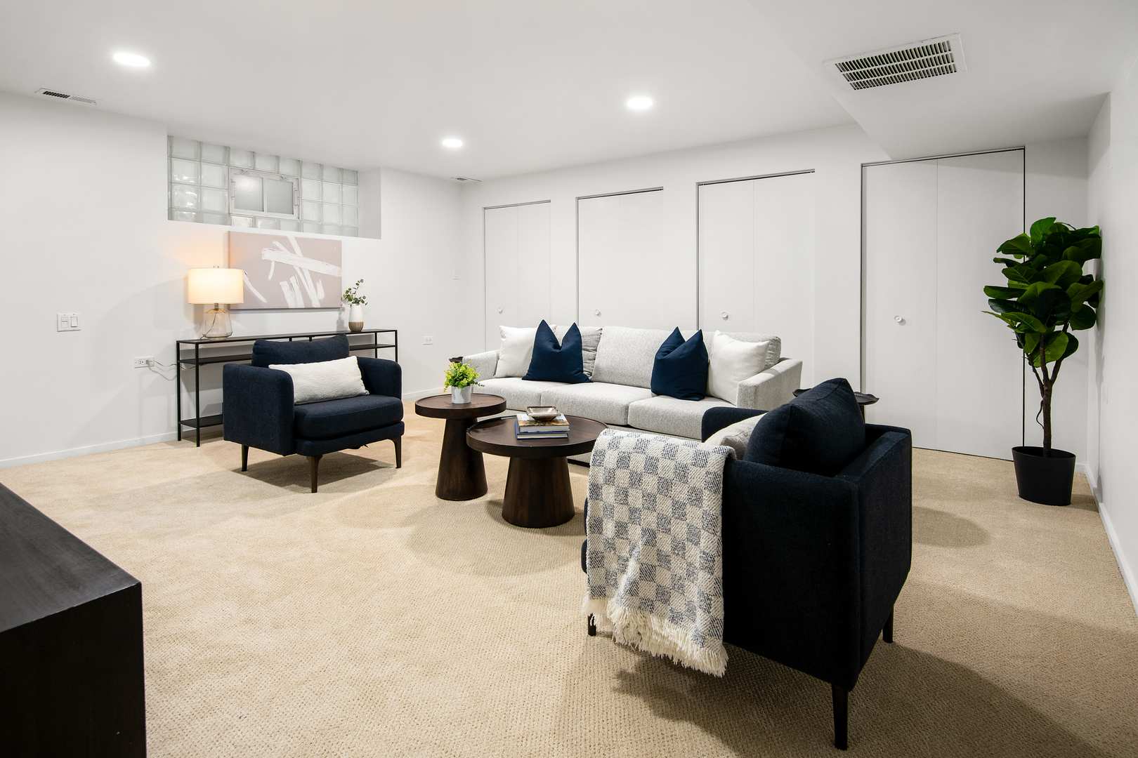 1318 W Schubert Avenue