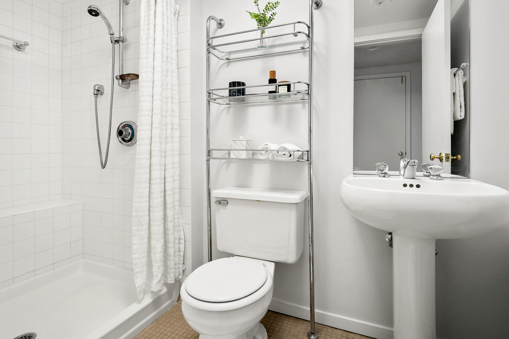 1318 W Schubert Avenue