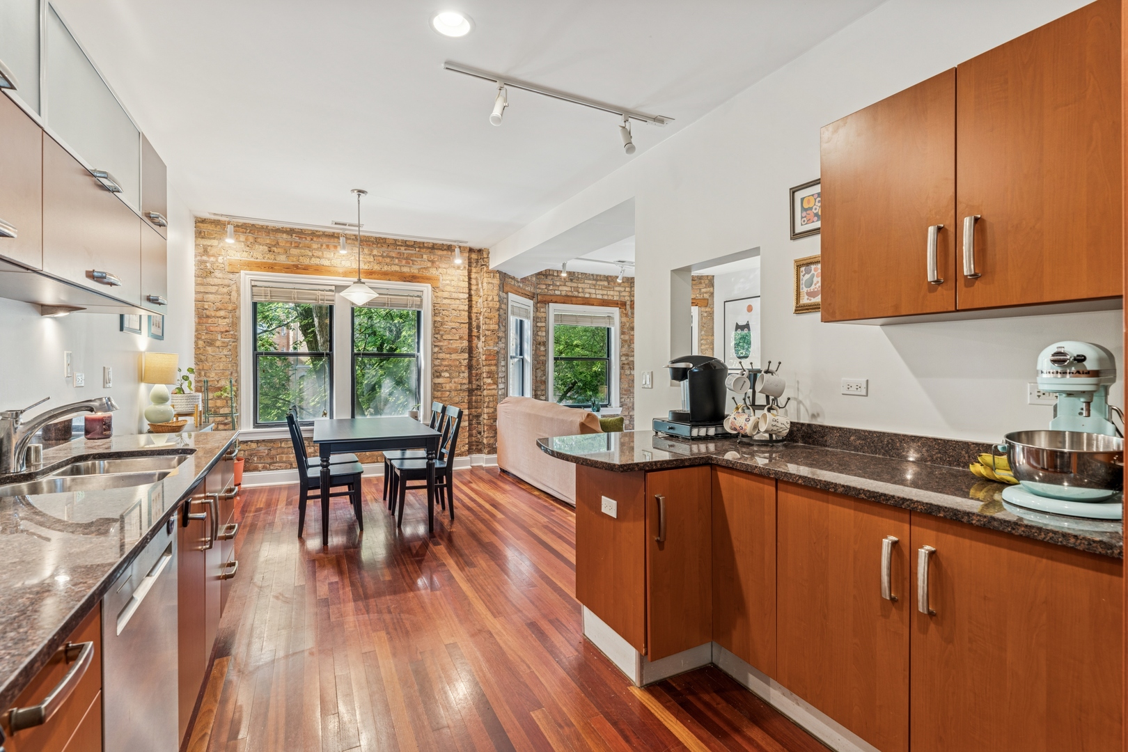 1354 W Estes Avenue Unit: 2S