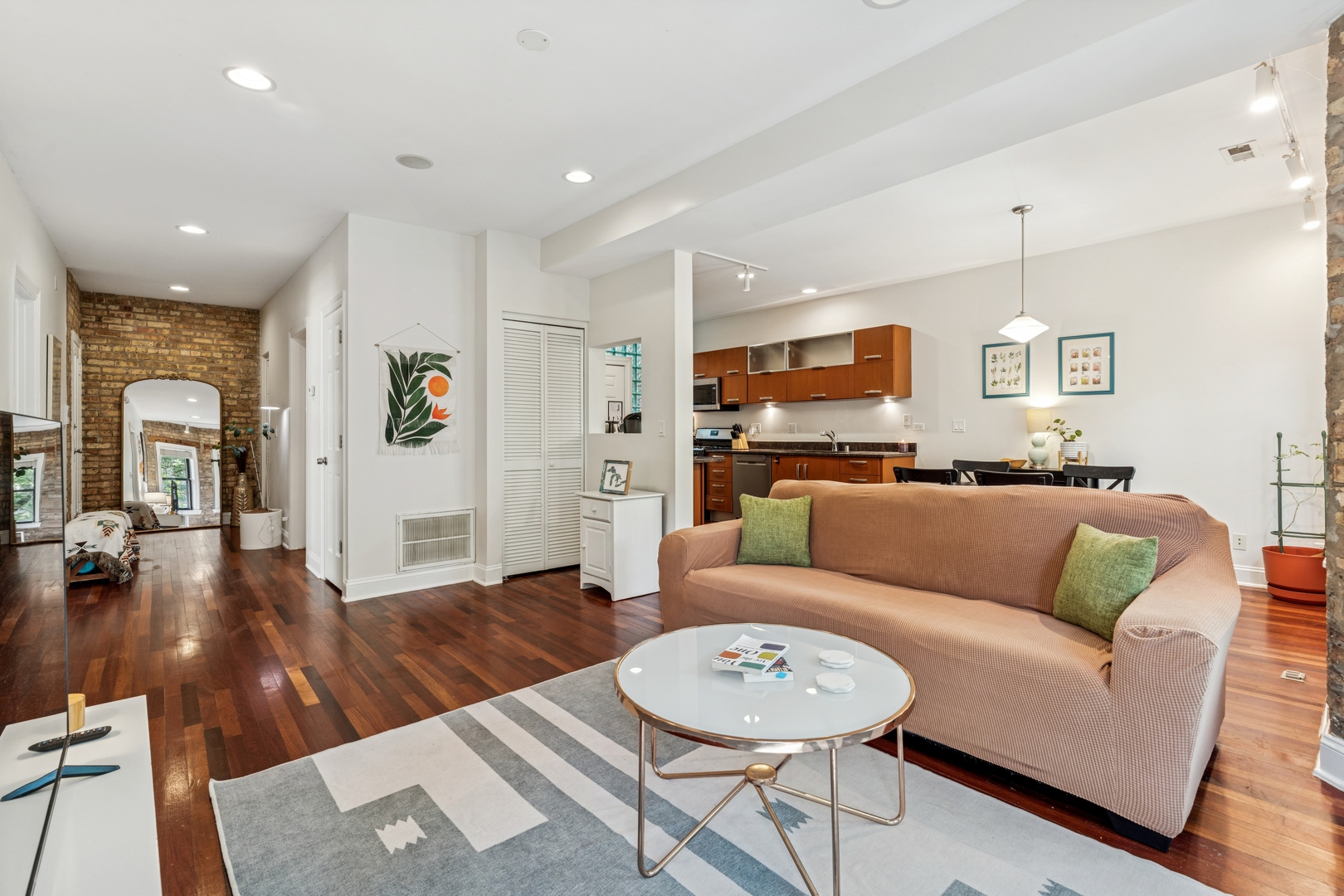 1354 W Estes Avenue Unit: 2S