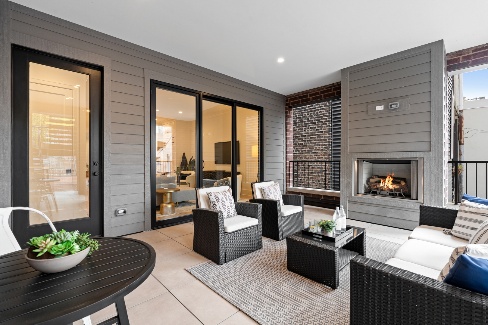 2118 N Sheffield Avenue Unit: 2