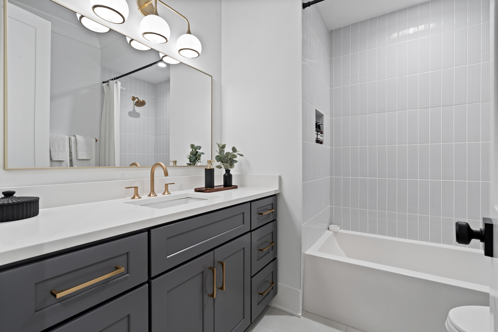 2118 N Sheffield Avenue Unit: 2