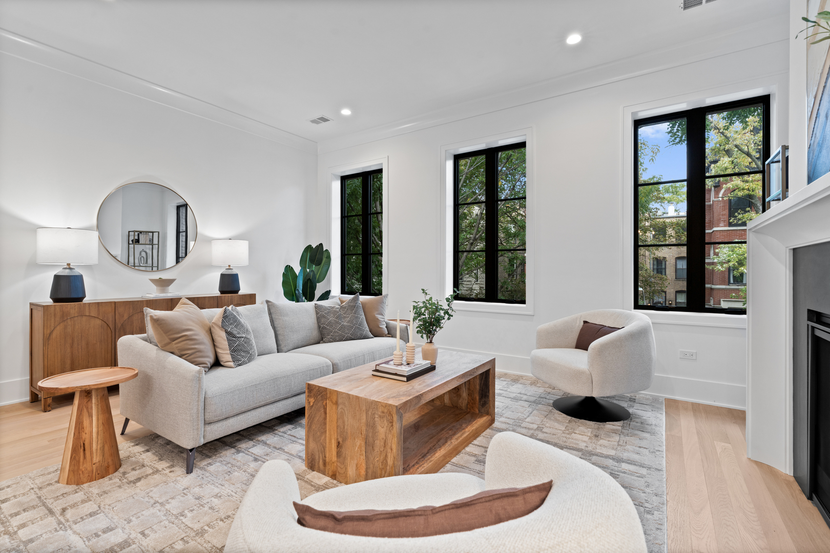 2118 N Sheffield Avenue Unit: 2