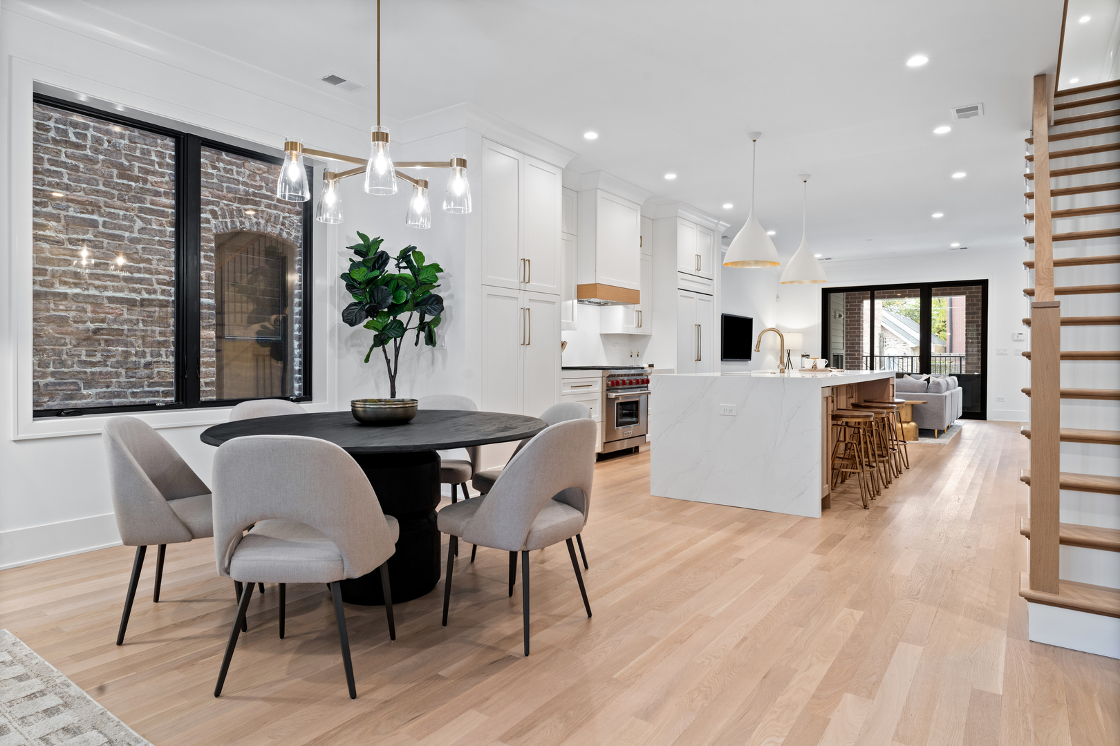 2118 N Sheffield Avenue Unit: 2