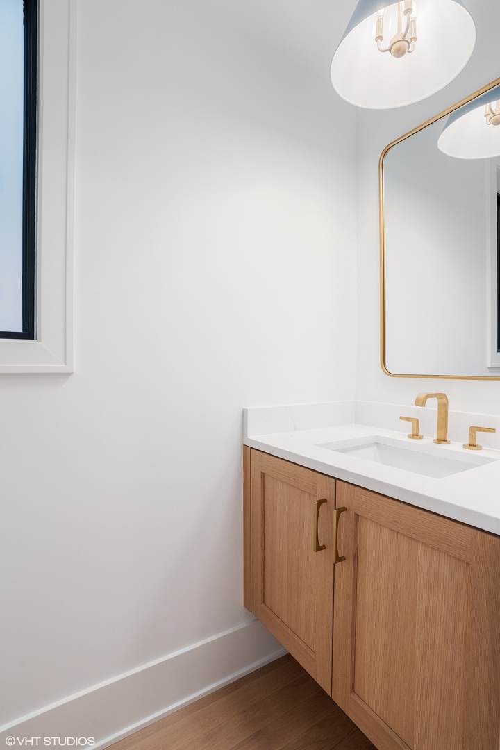 2118 N Sheffield Avenue Unit: 2