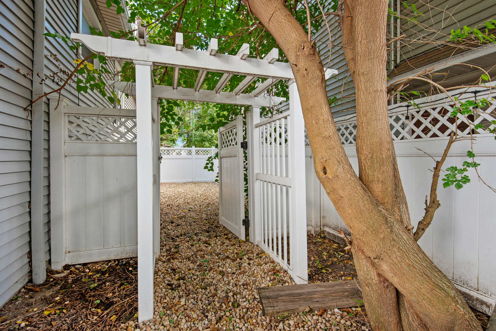 4442 N Melvina Avenue