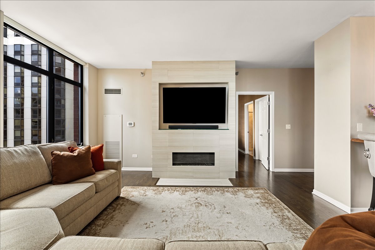 1122 N Dearborn Street Unit: 21H