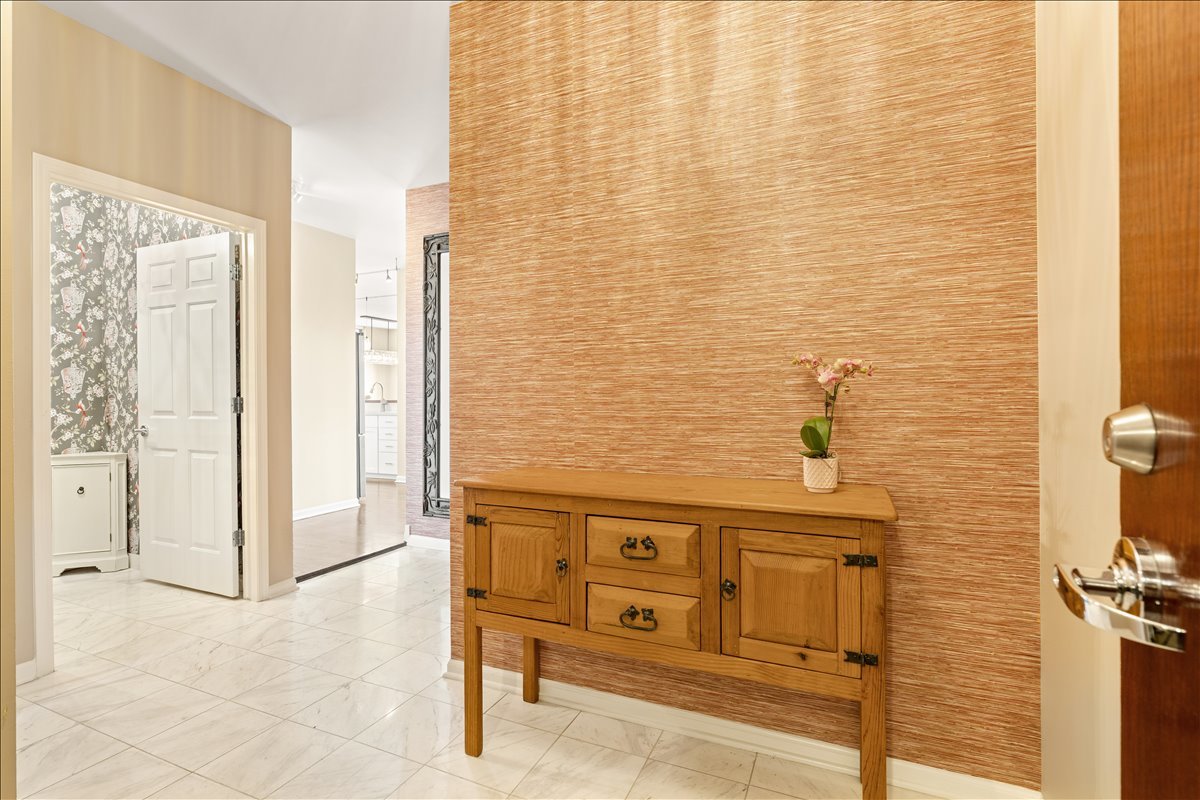 1122 N Dearborn Street Unit: 21H