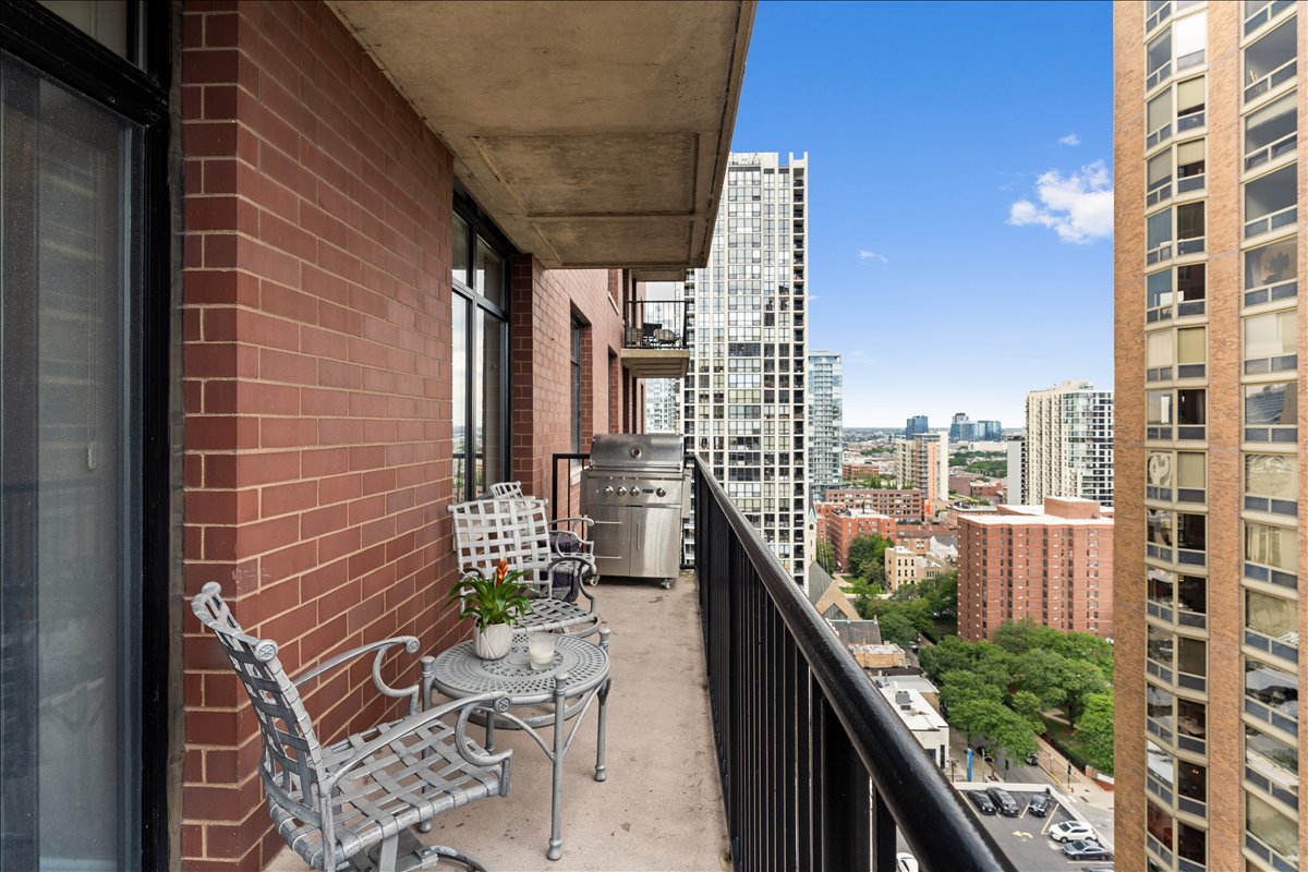 1122 N Dearborn Street Unit: 21H