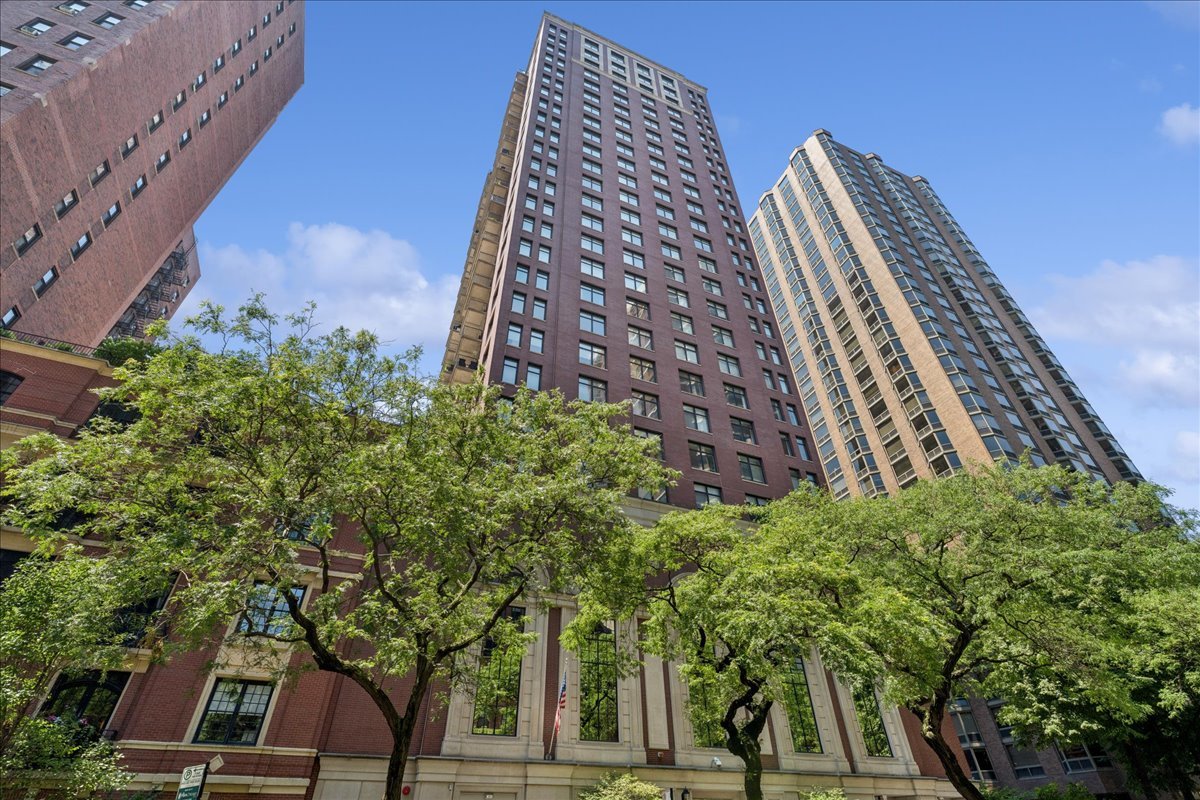 1122 N Dearborn Street Unit: 21H