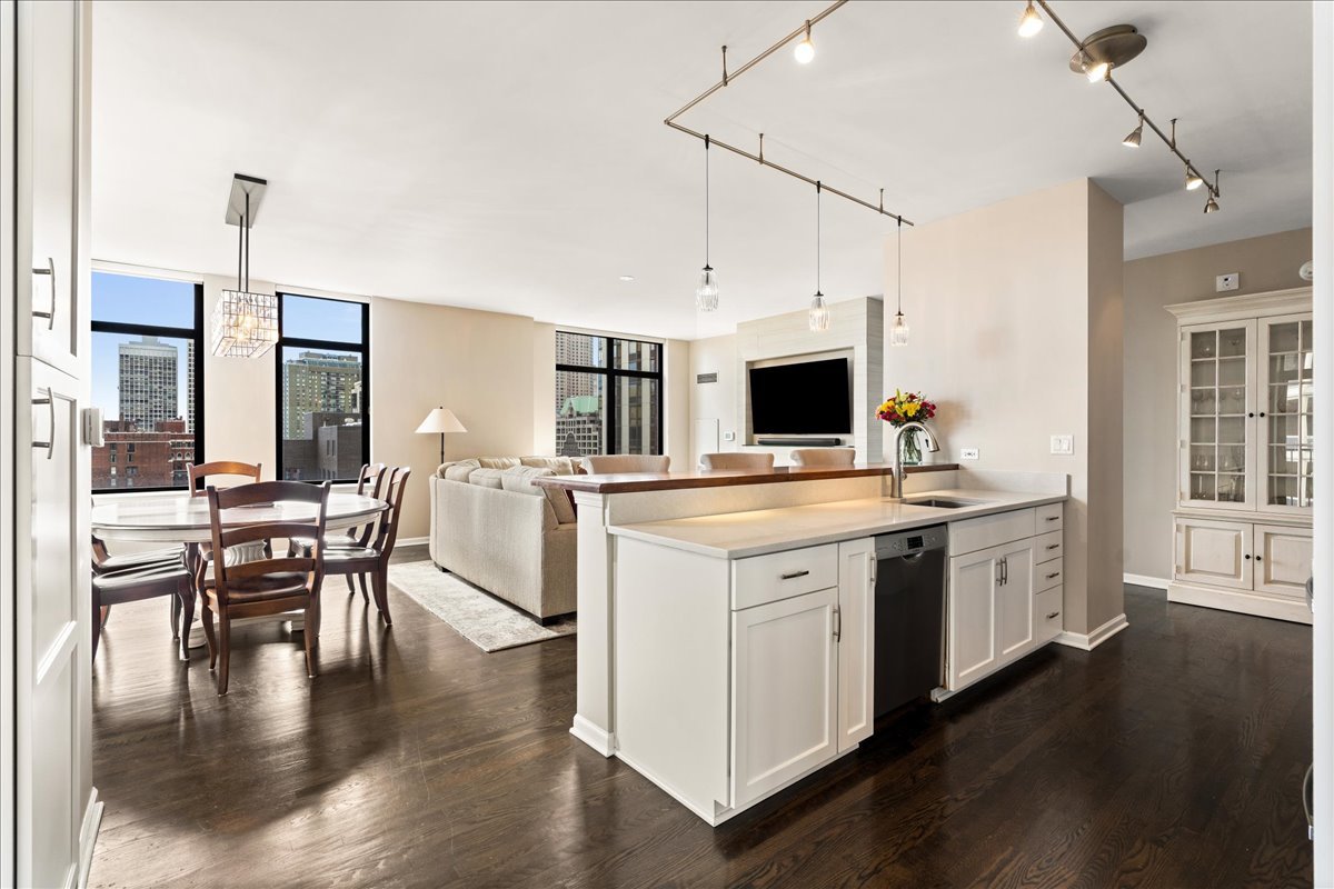 1122 N Dearborn Street Unit: 21H