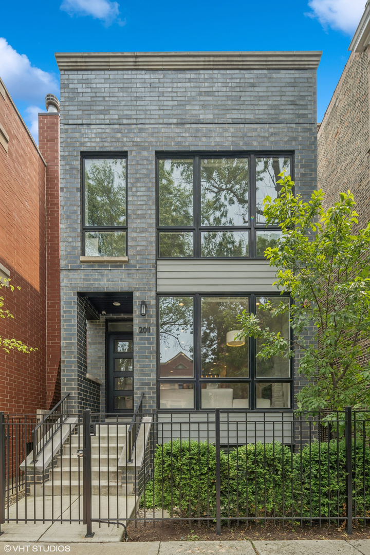 2011 N Oakley Avenue