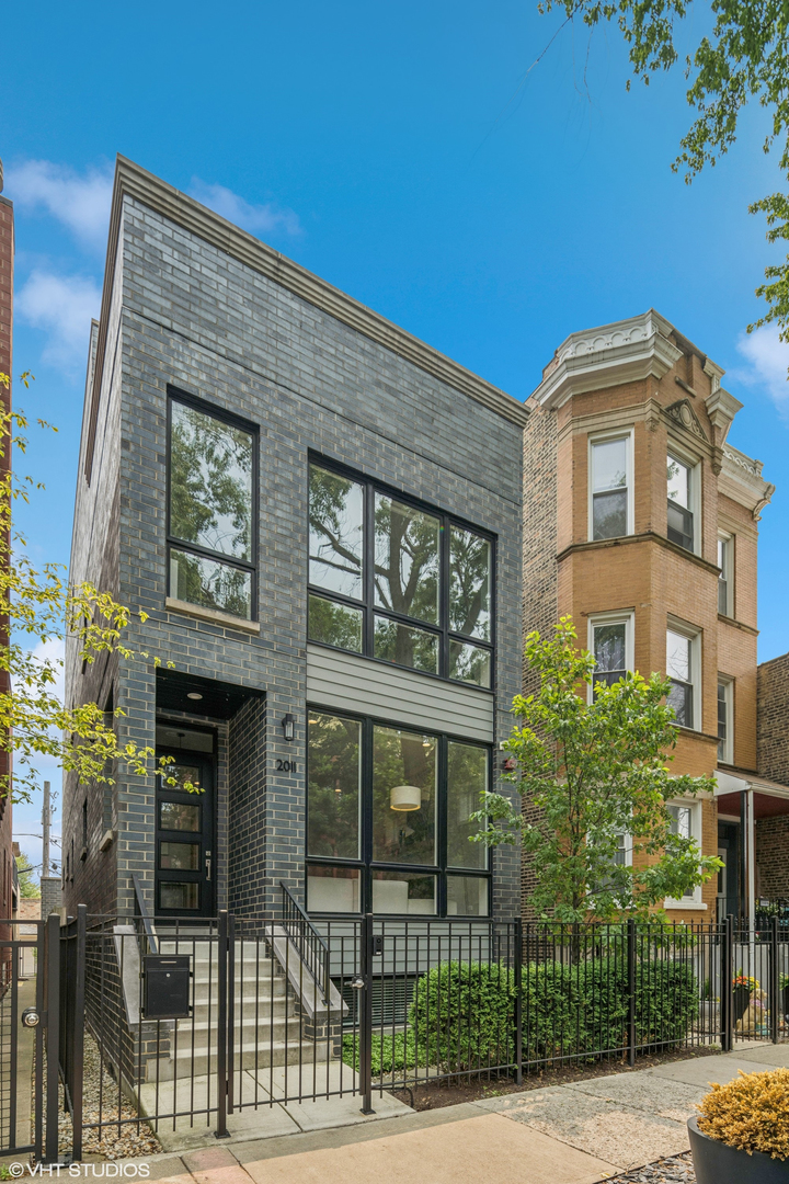 2011 N Oakley Avenue