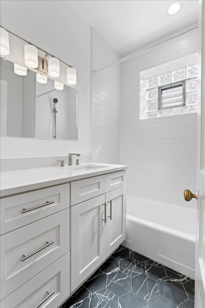 3746 N Lakewood Avenue Unit: 3