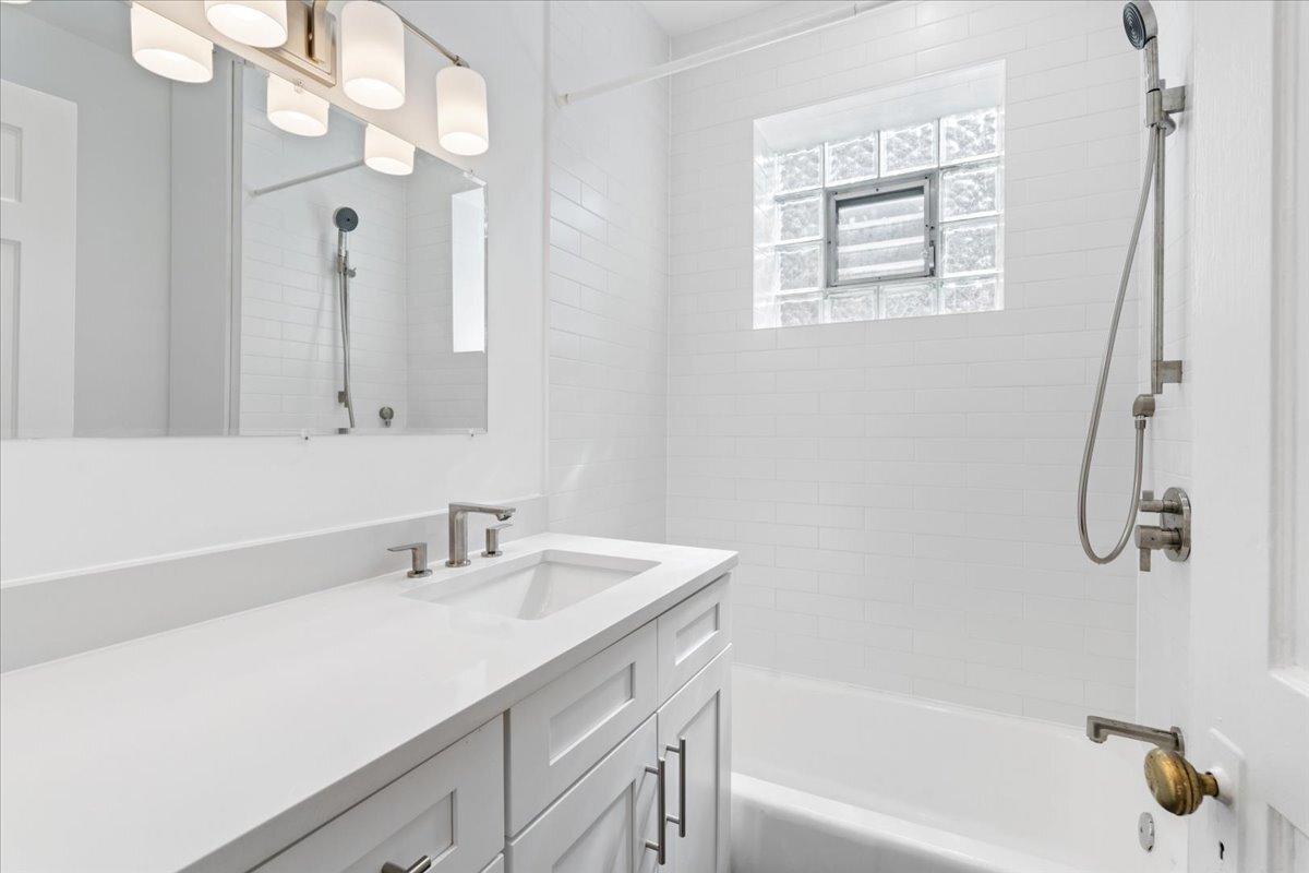 3746 N Lakewood Avenue Unit: 3