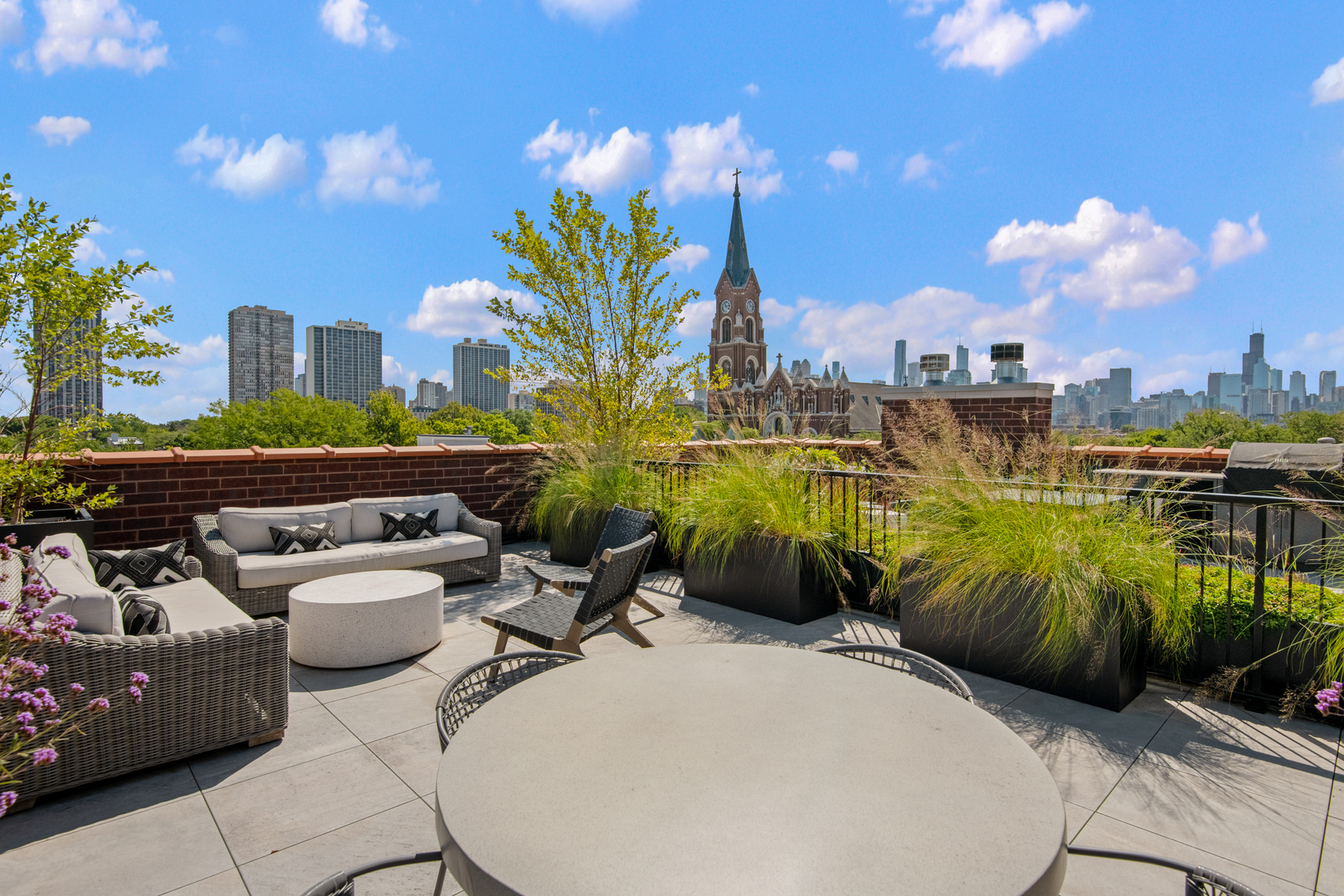 1733 N Mohawk Street Unit: 3N