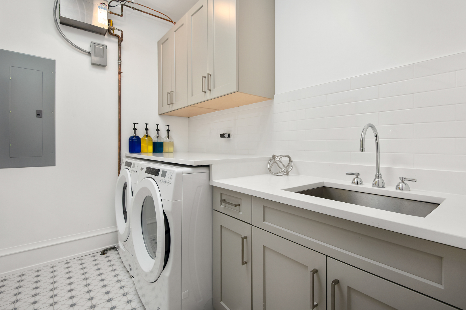 1733 N Mohawk Street Unit: 3N