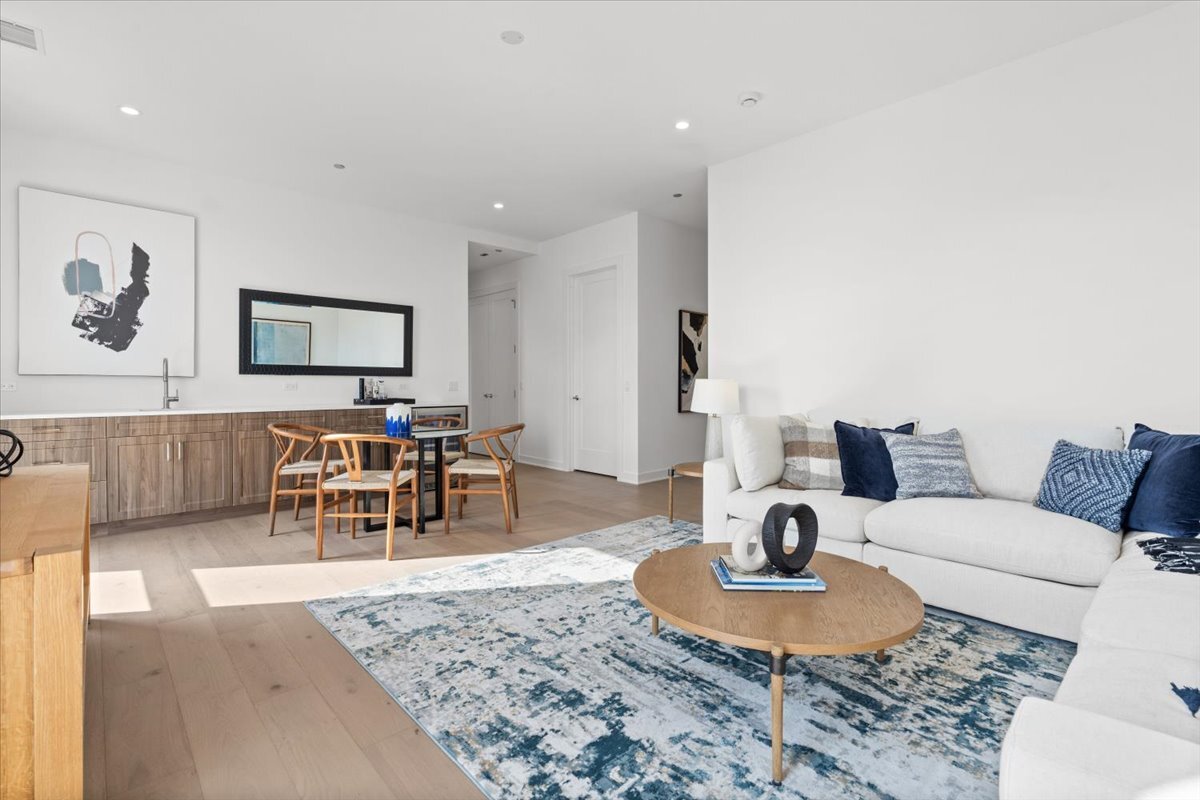 1340 W Chestnut Street Unit: 301