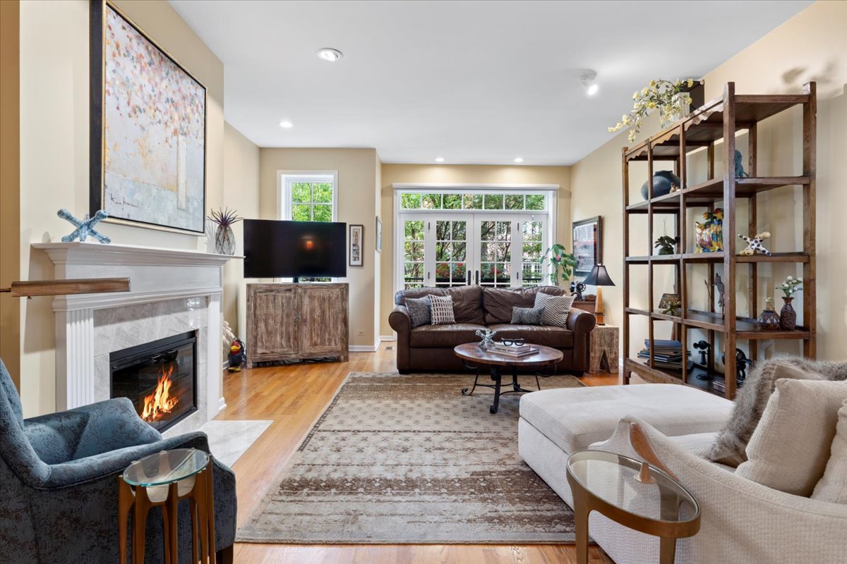 637 W Wrightwood Avenue Unit: 4W