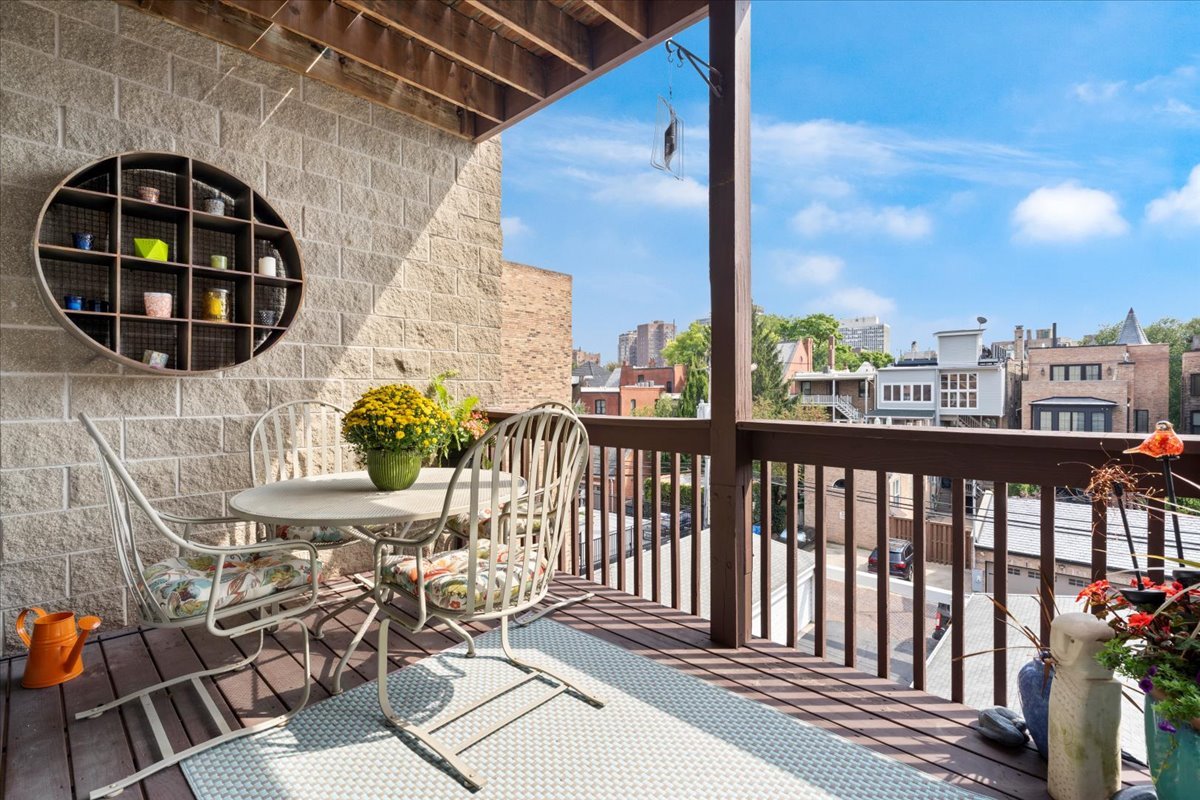 637 W Wrightwood Avenue Unit: 4W